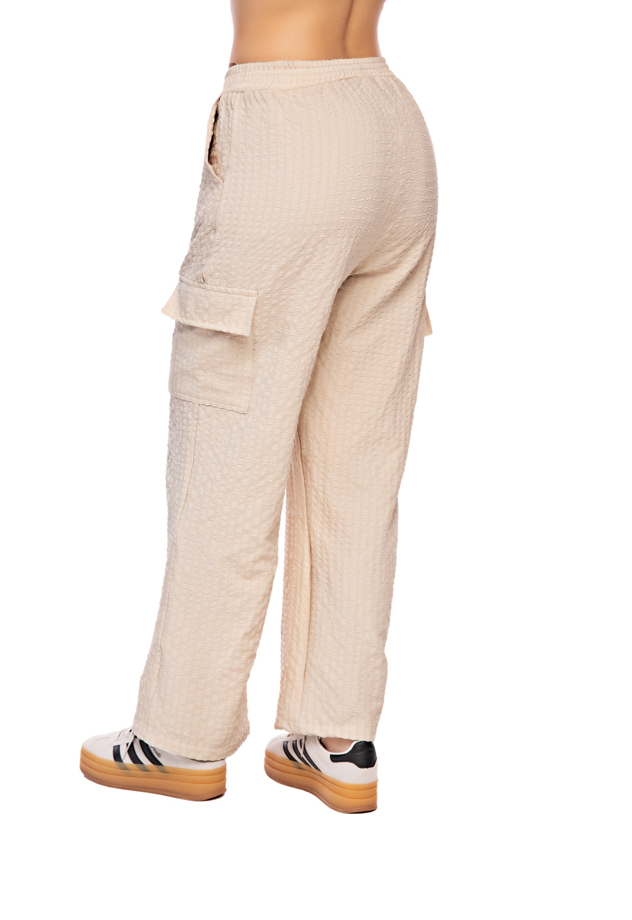 Pantalón cargo beige con textura y bolsillos laterales
