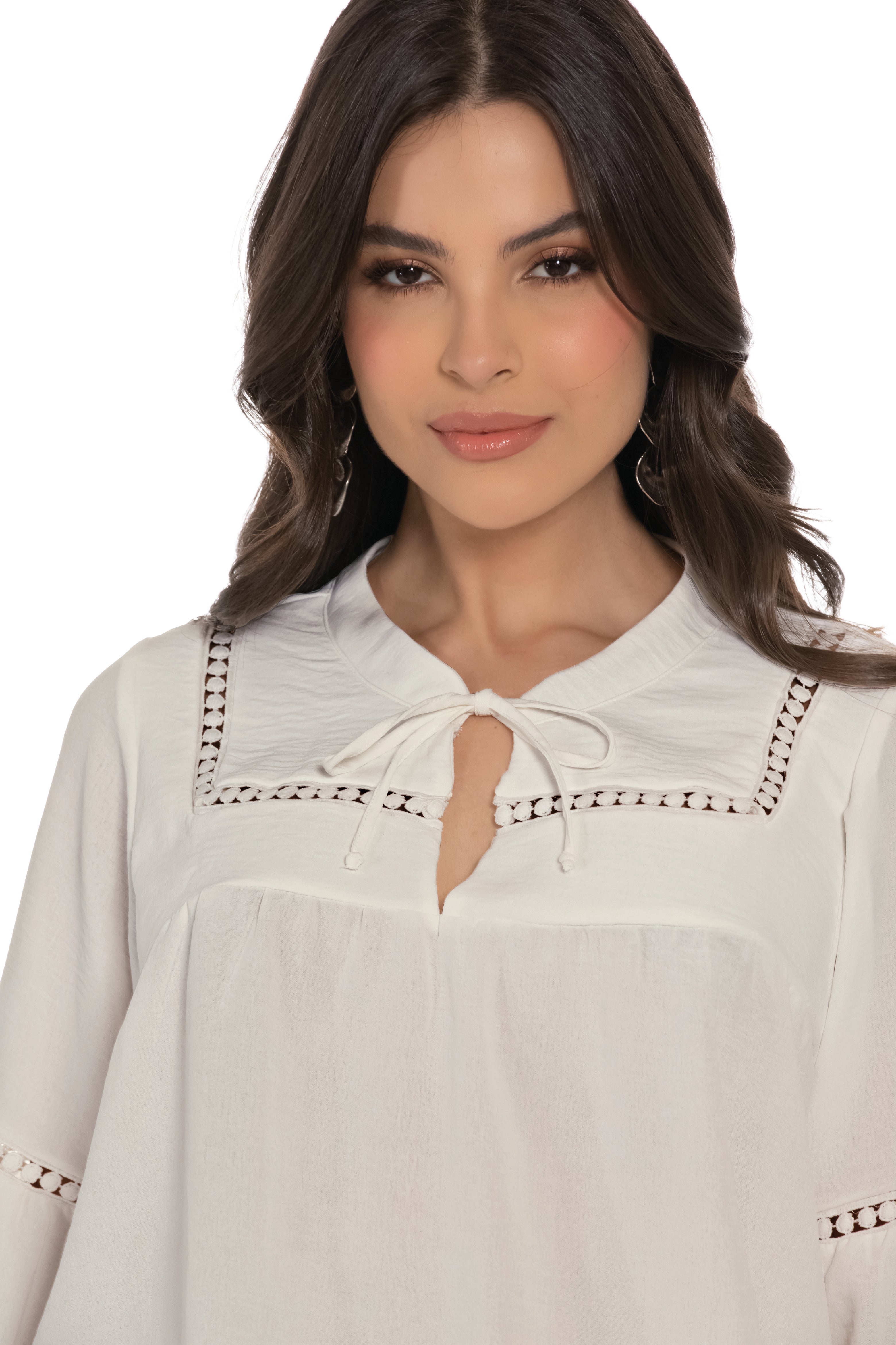 Blusa Femenina de Manga Larga con Detalle en el Escote