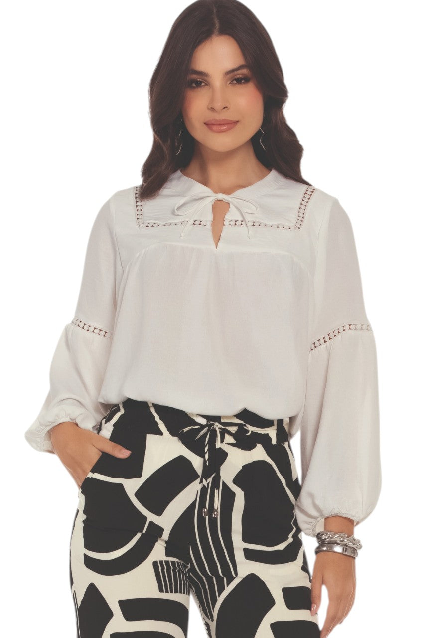 Blusa Femenina de Manga Larga con Detalle en el Escote