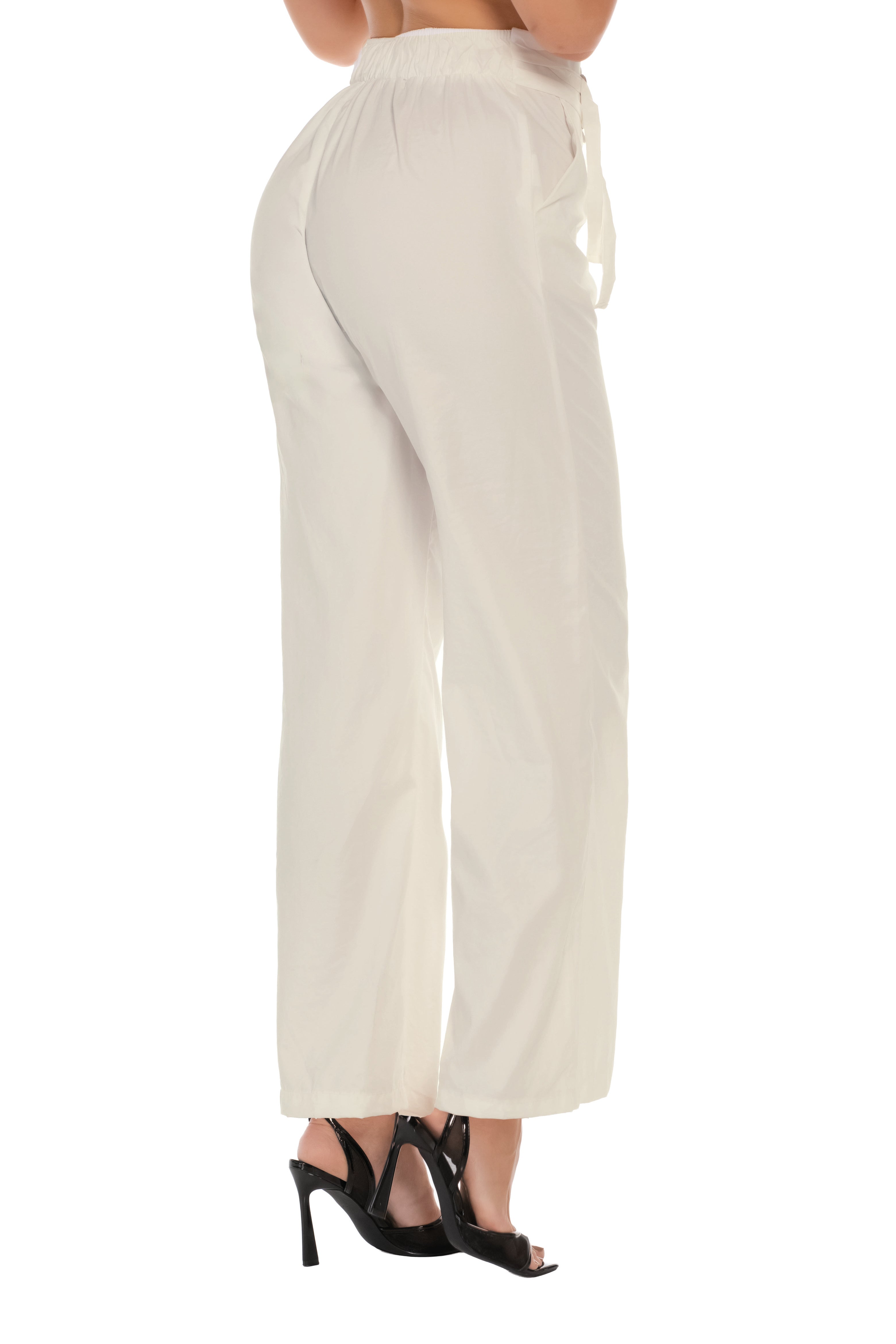 Pantalón blanco con detalle de hebillas en la cintura